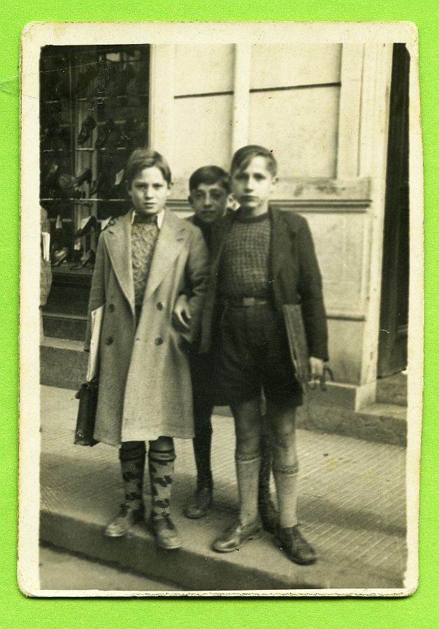 Eduardo Batán, a los doce años, en compañía de dos amigos en la salida del instituto en Orense.