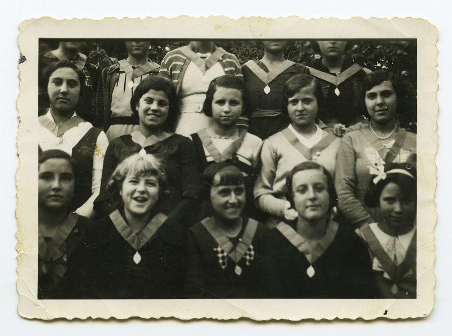 María Saura y otras niñas con medallas de Hijas de María.