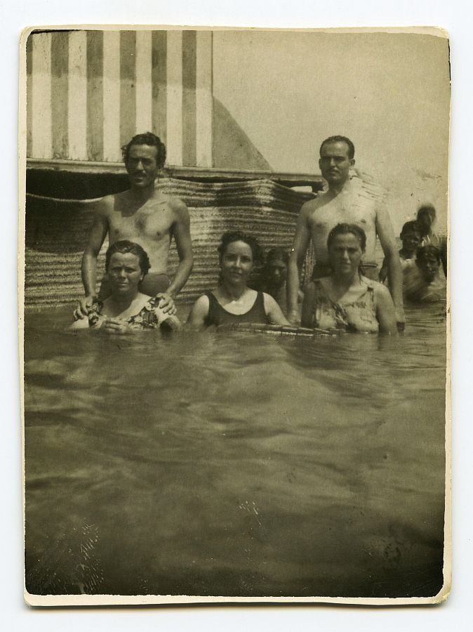 María Saura en el agua en Los Alcázares junto con dos amigas y sus acompañantes.