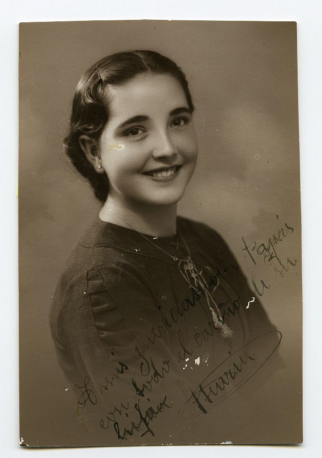 Retrato de estudio de María Saura a la edad de quince años.