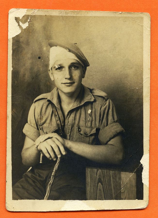 Retrato de estudio de Eduardo Batán herido con uniforme de requeté y venda en la cabeza.