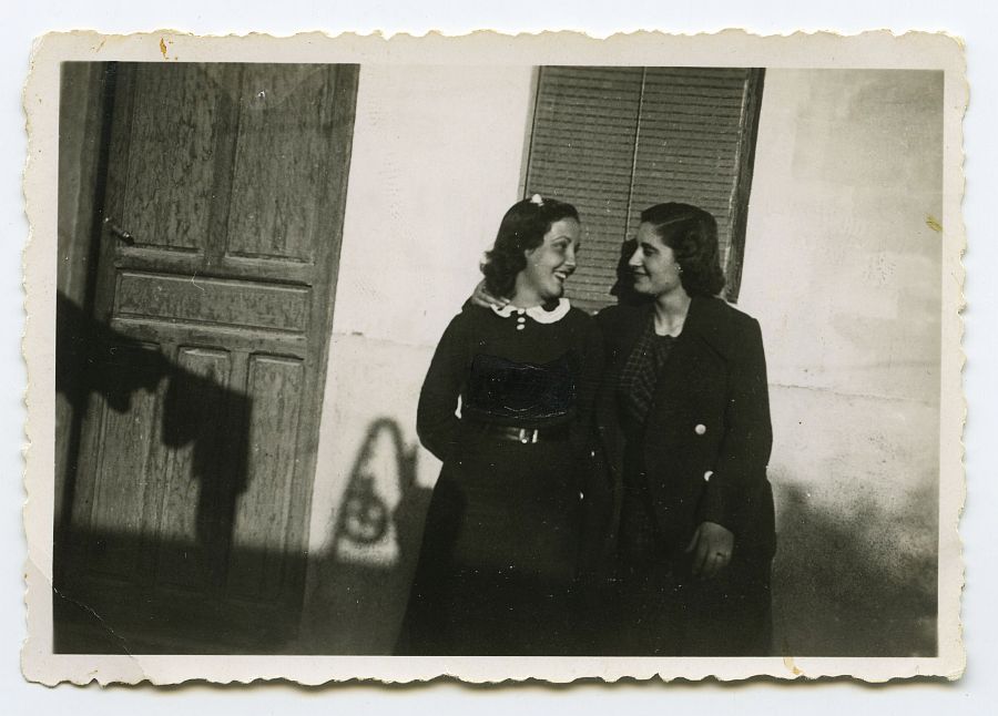 María Saura y su amiga Carmen de la Rosa en una azotea.
