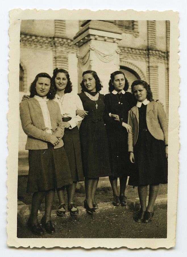 María Saura con varias amigas en la plaza de la iglesia de El Palmar.