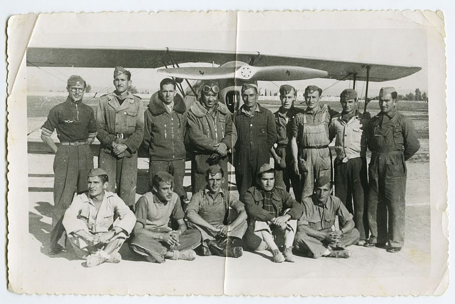 Un grupo de alumnos de vuelo, entre ellos Eduardo Batán, posa con un capitán delante de una avioneta.