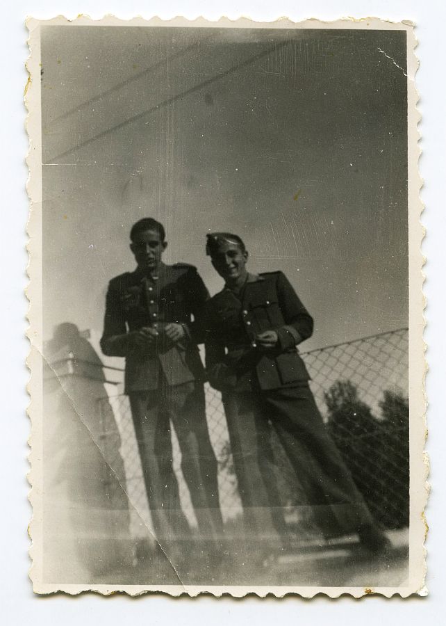 Eduardo Batán y un compañero vestidos con uniformes de paseo.