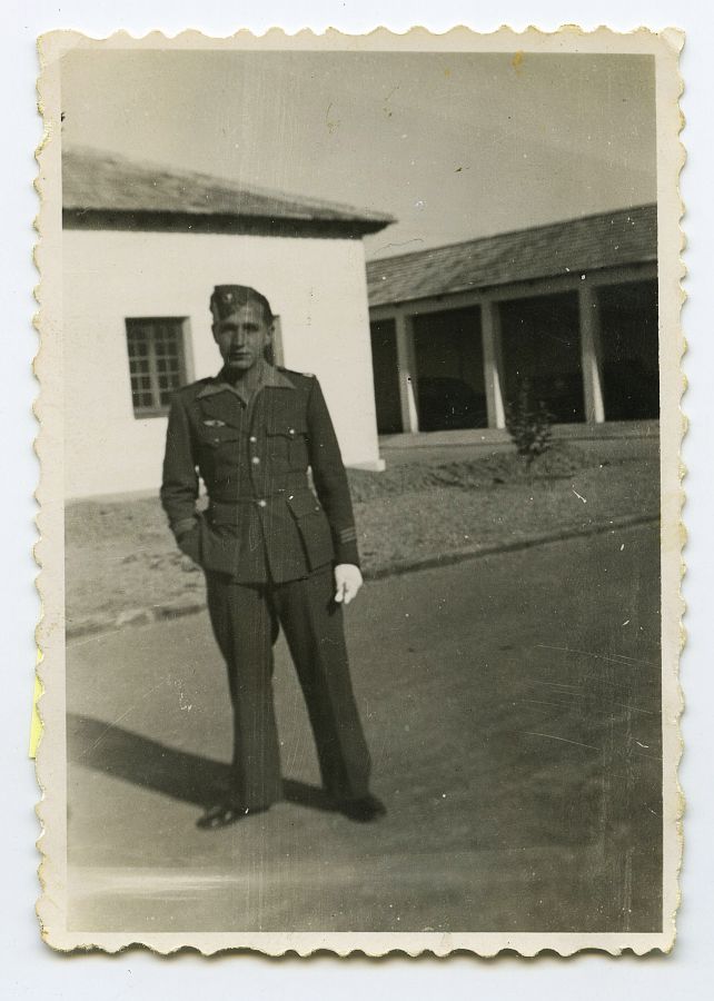 Eduardo Batán, con uniforme de paseo, en la base aérea de Alcantarilla.