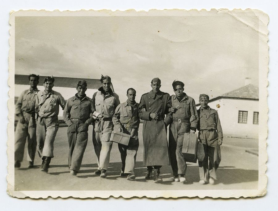 Eduardo Batán con un grupo de mecánicos del aeródromo de Alcantarilla.