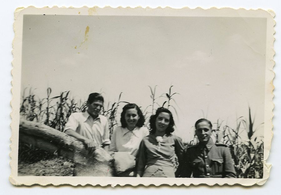 Eduardo Batán y Vicente Bernal con sus respectivas novias, María Saura y Carmen de la Rosa.