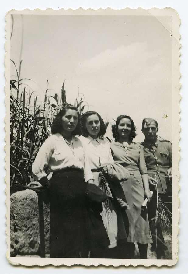 Eduardo Batán, de uniforme, con María Saura y dos amigas en la huerta.