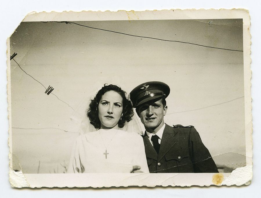 María Saura y Eduardo Batán fotografiados en la azotea de la casa de la novia el día de la boda.