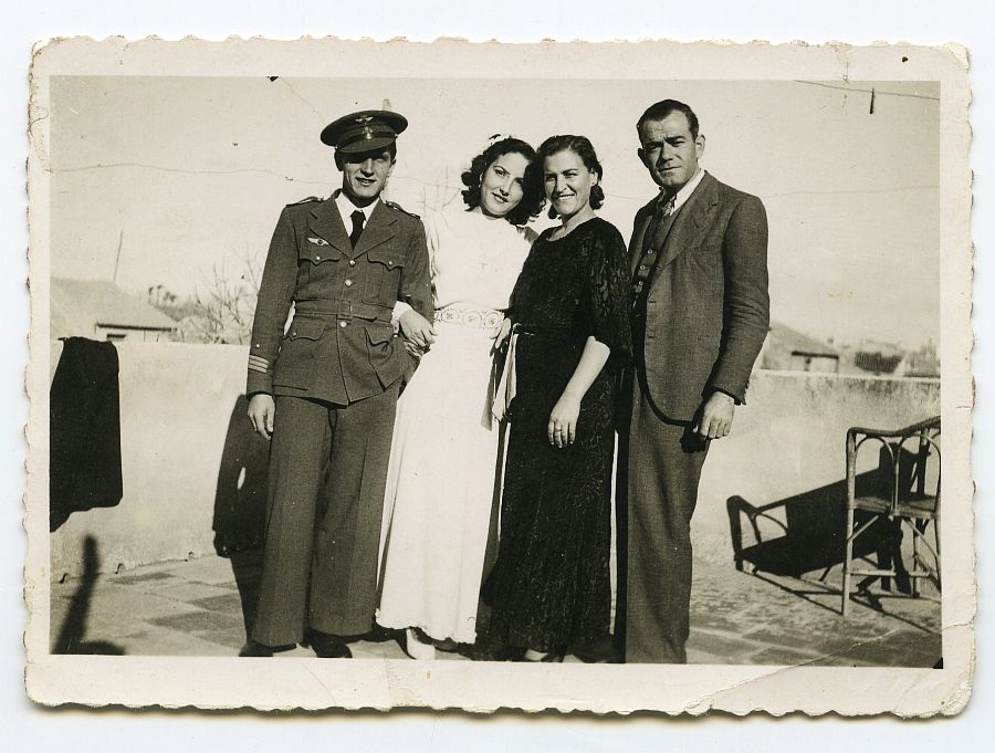 María Saura y Eduardo Batán fotografiados en la azotea de la casa de la novia el día de la boda, acompañados por los padrinos.