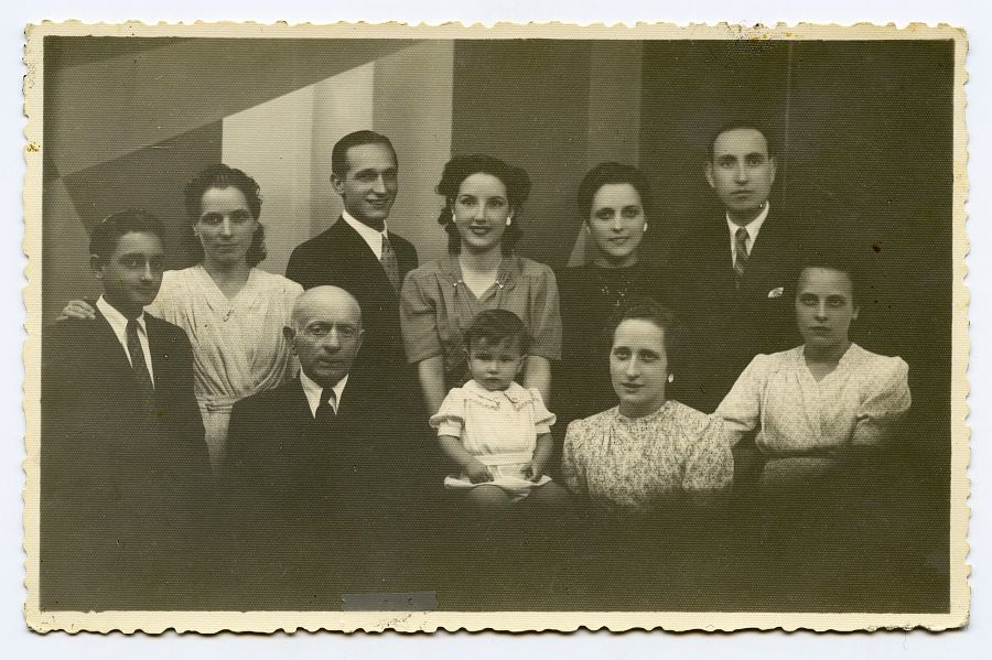 Retrato de estudio de Eduardo Batán y María Saura con la familia de Orense.