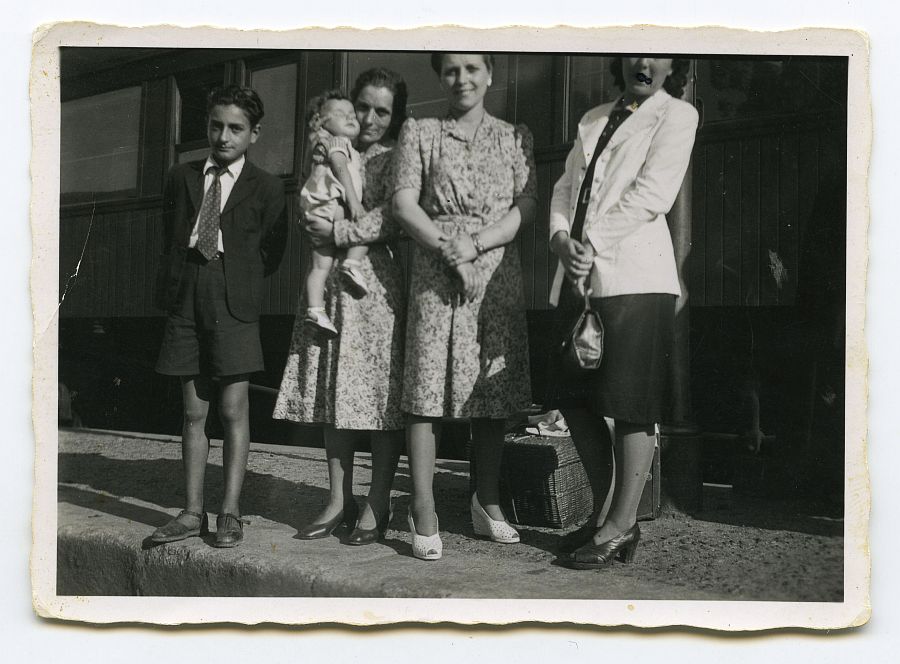 María Saura junto al tren en la estación de Orense en compañía de su hijo, Celia, Teresa y José Luis.