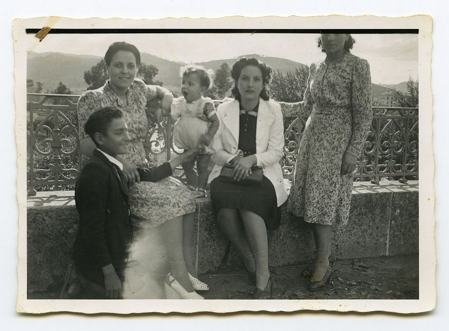 María Saura con su hijo mayor, José Luis, Celia y Teresa en Orense.