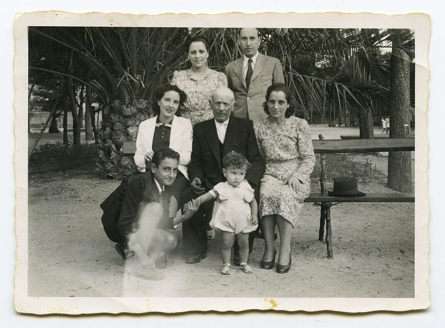 María Saura con familiares de Eduardo Batán en un parque de Orense.