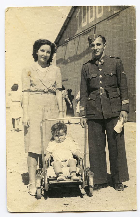 María Saura con Eduardo Batán fotografiada en una visita con su hijo José Luis a la base de El Palmar.