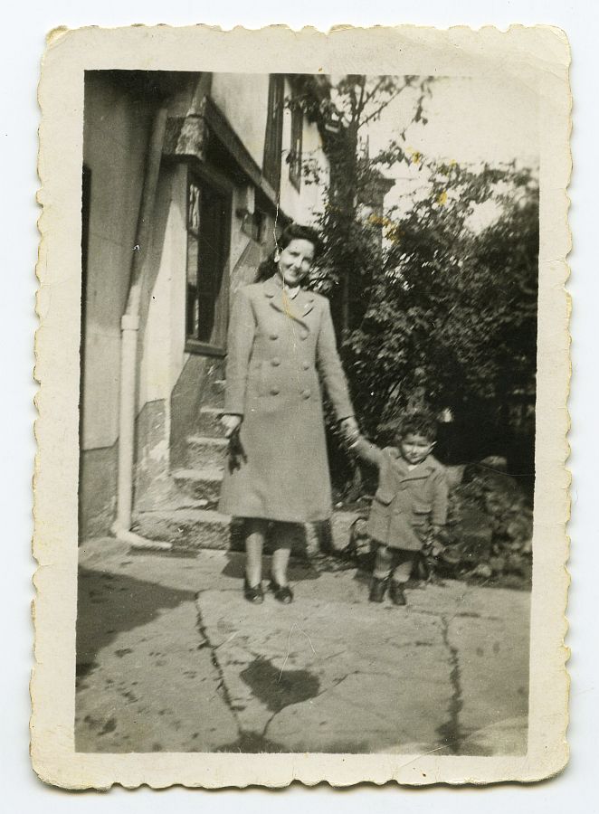 María Saura en la casa de campo de Orense con su hijo José Luis.