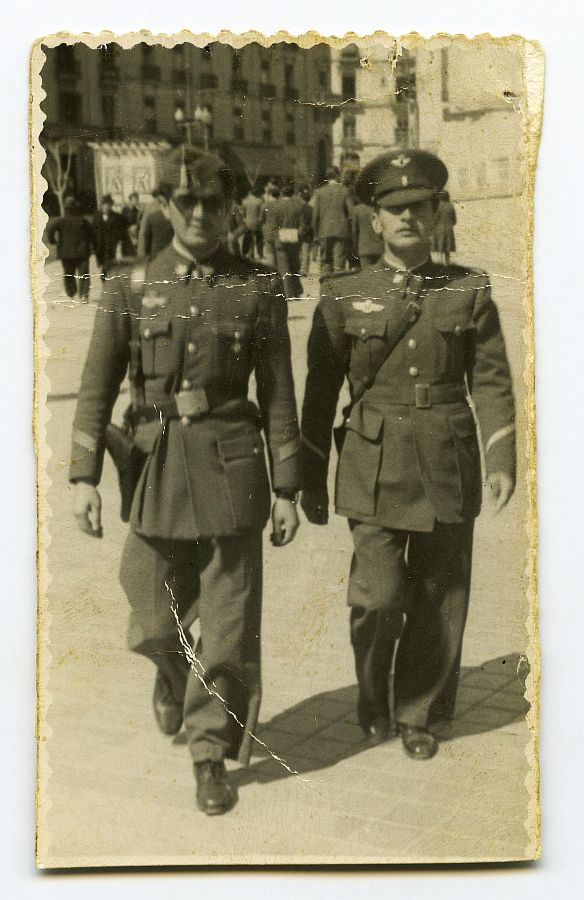 Eduardo Batán de uniforme con un compañero en Granada.