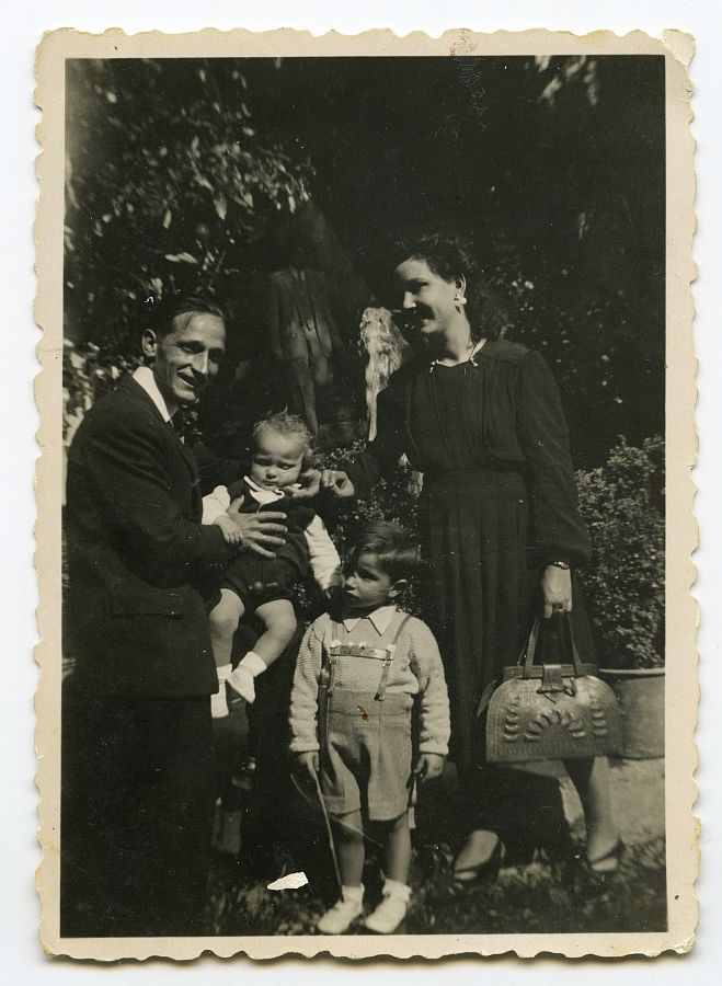 Eduardo Batán y María Saura con sus hijos en Granada.