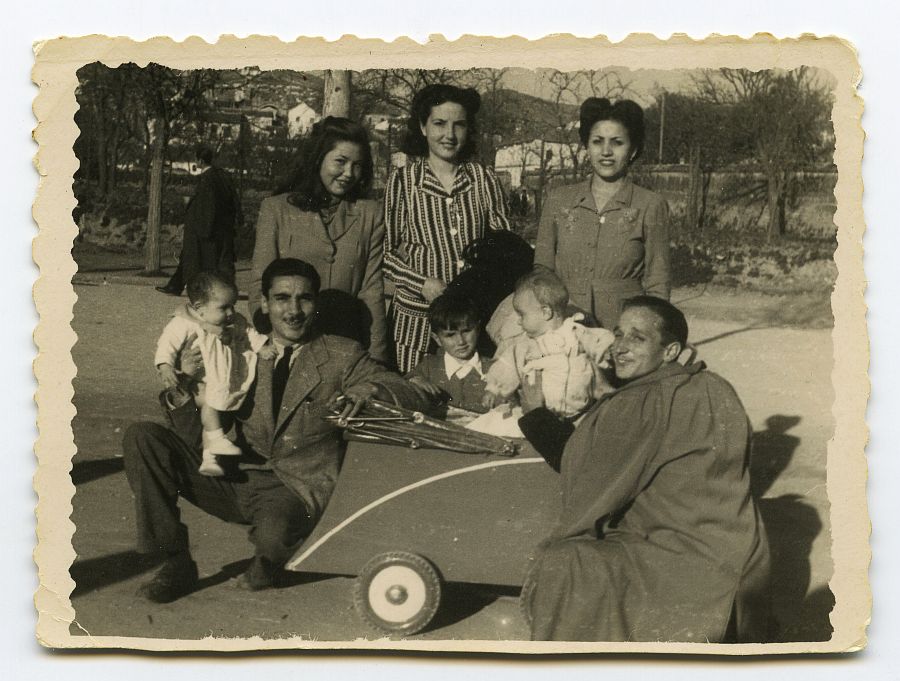 María Saura y Eduardo Batán en un parque de Granada con sus hijos y unos amigos.