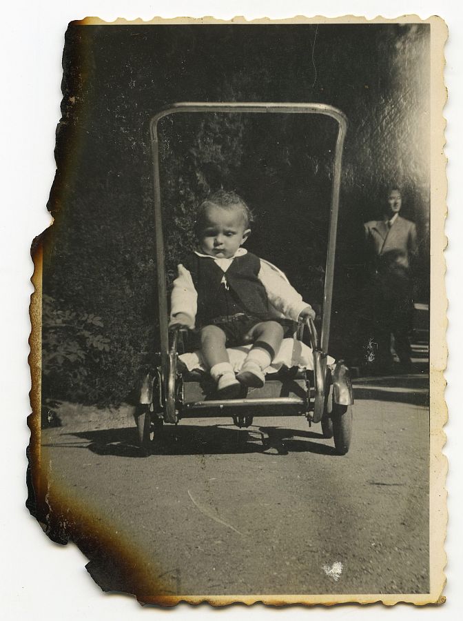 Gabriel Batán, alias Tati, fotografiado en el carrito en un parque de Granada con un año de edad.