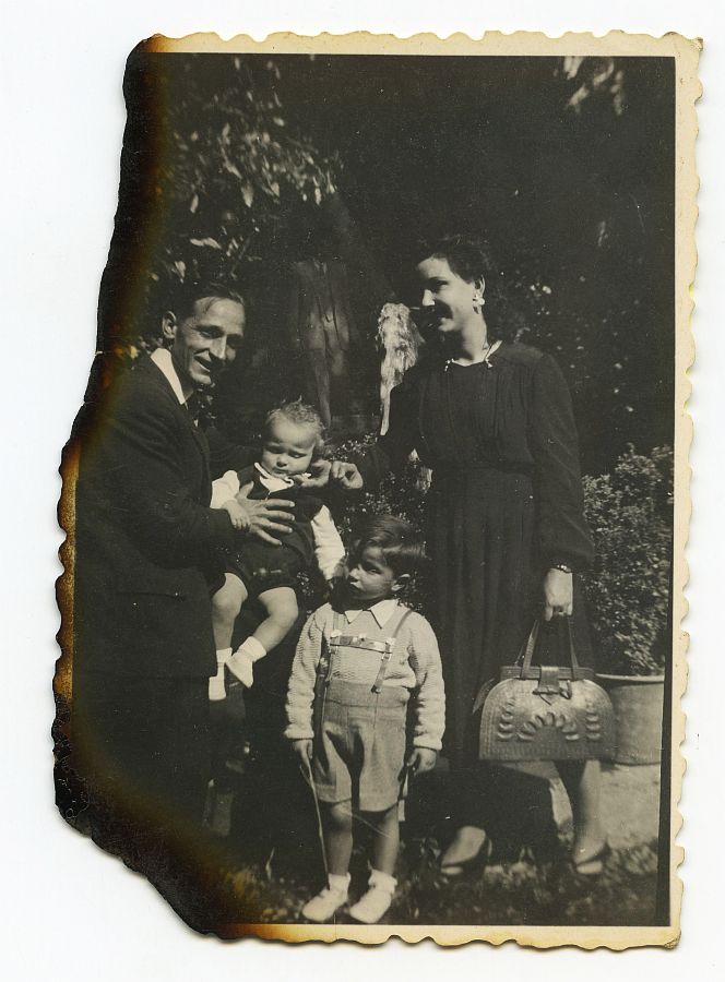 Eduardo Batán y María Saura con sus hijos en Granada.