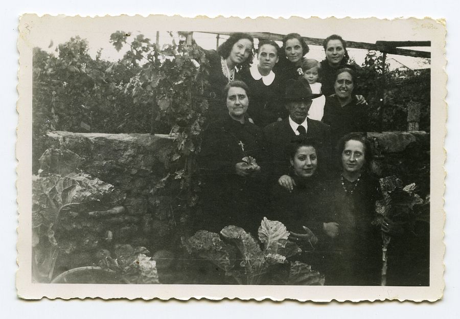 María Saura con familiares de Eduardo Batán en un huerto de Orense.
