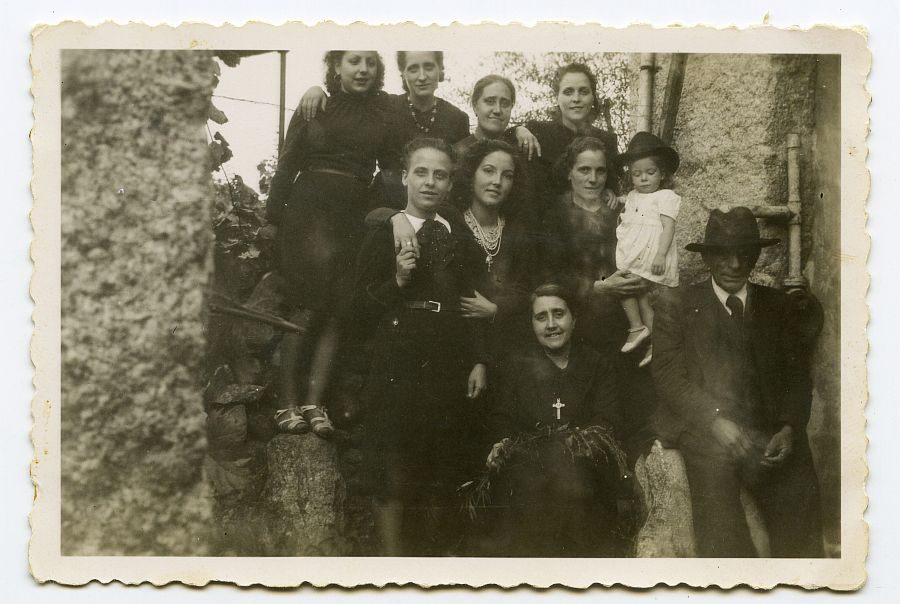 María Saura con familiares de Eduardo Batán y amigas en un huerto de Orense.
