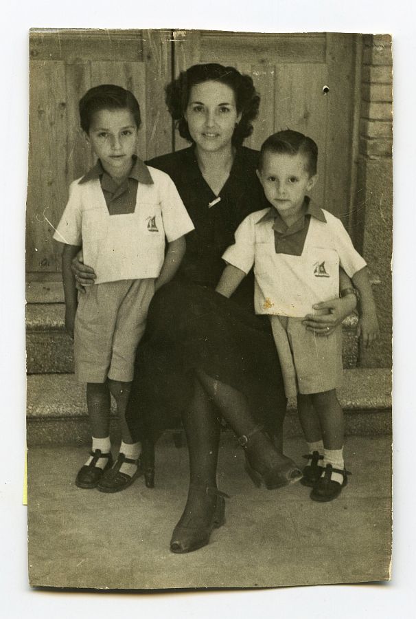María Saura con sus hijos José Luis y Gabriel dos años después de la muerte de Eduardo Batán.