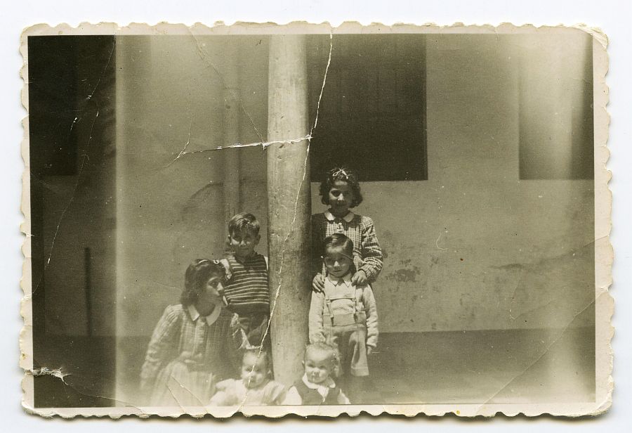 José Luis y Gabriel, alias Tati, con otros niños en una calle de El Palmar.