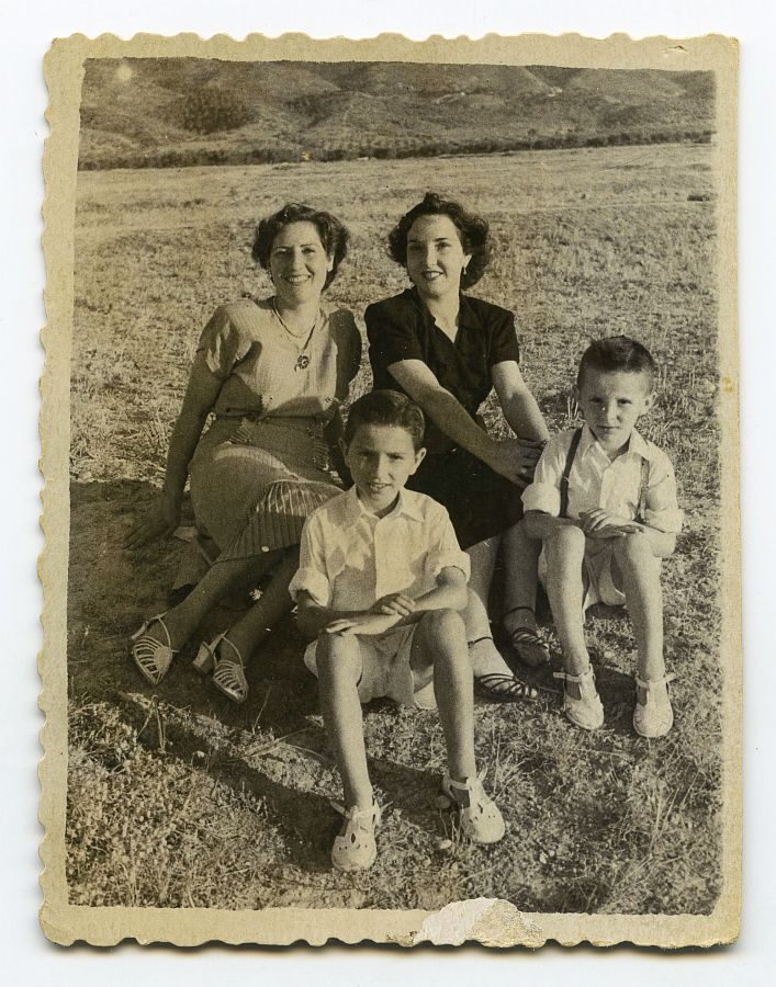 María Saura con su amiga Consuelo y dos niños en el campo en las afueras de El Palmar.