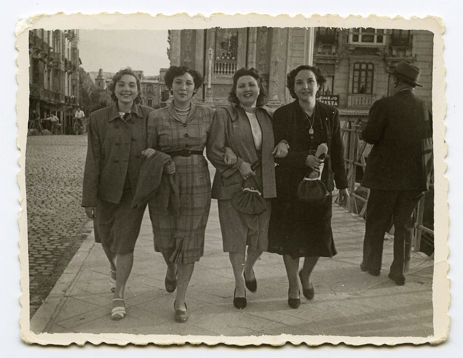 María Saura posa con unas amigas en el Puente Viejo.