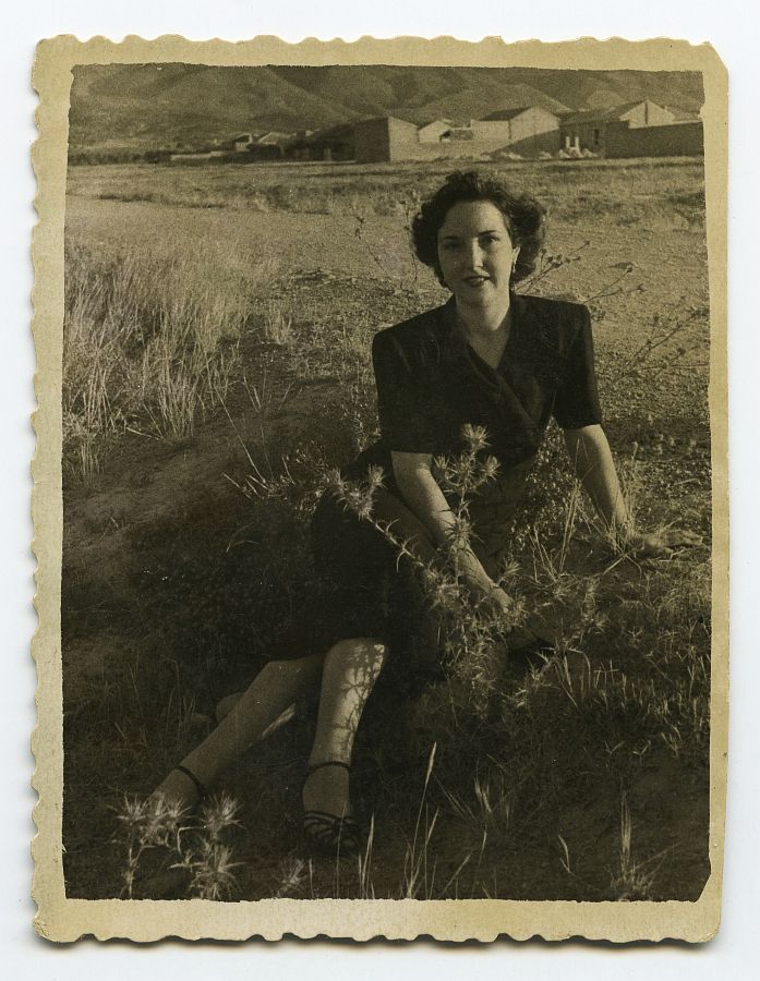 María Saura posa sentada en el suelo en una parcela de las afueras de El Palmar.