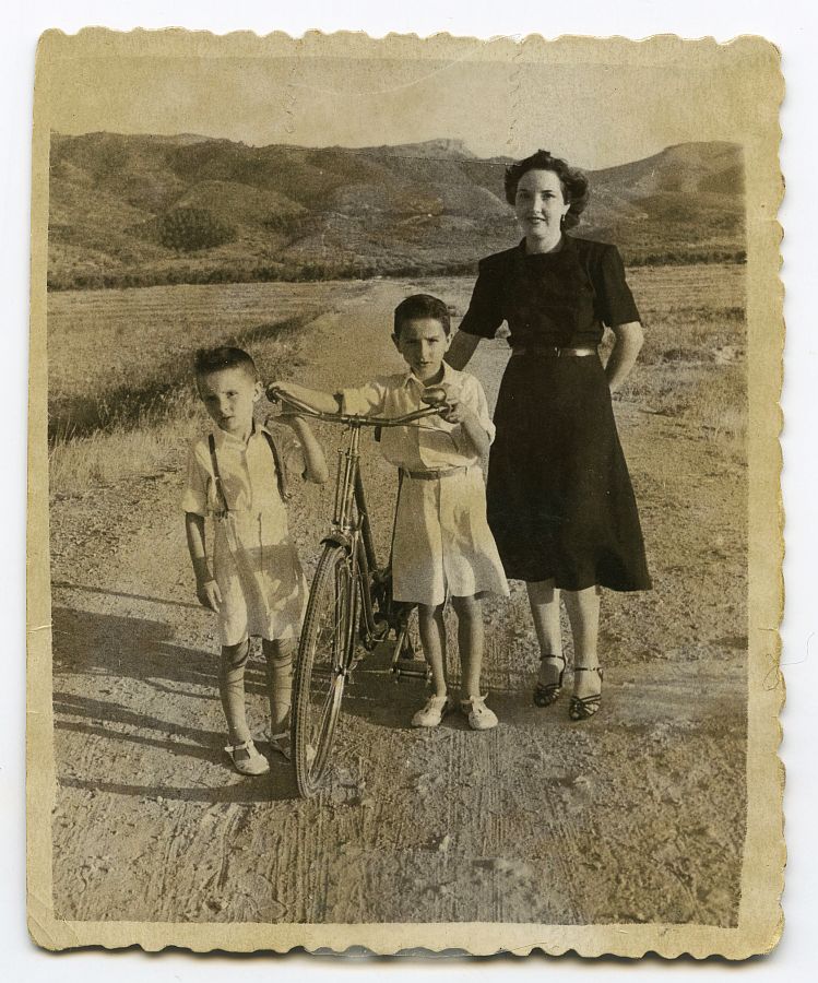 María Saura con sus hijos en La Vereda, en las afueras de El Palmar.