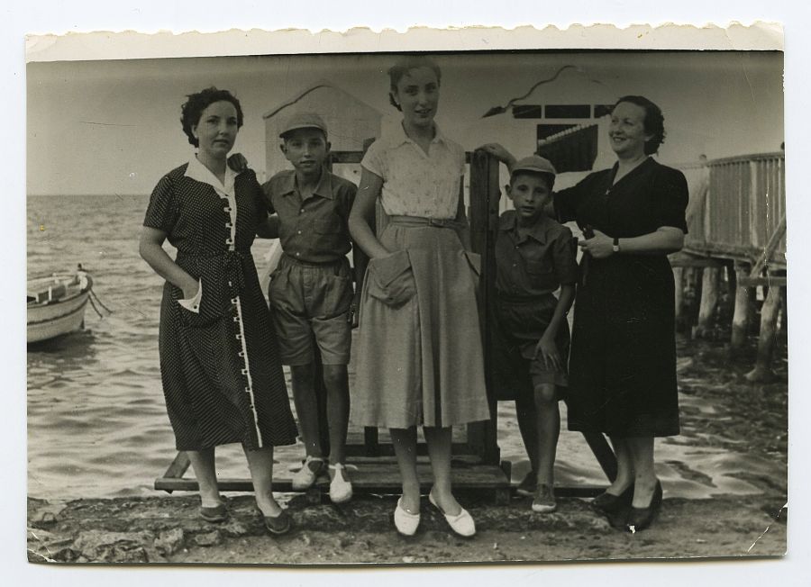 María Saura con sus hijos y unas amigas en el balneario de Los Alcázares.