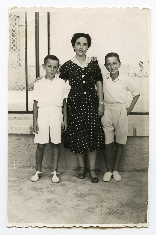 María Saura con sus hijos José Luis y Gabriel (Tati).