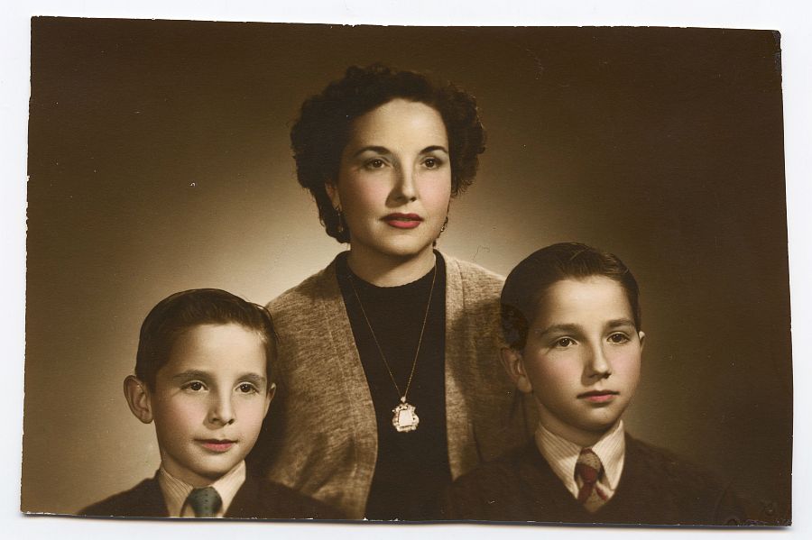Retrato de estudio de María Saura con sus hijos a los doce años de la muerte de Eduardo Batán.