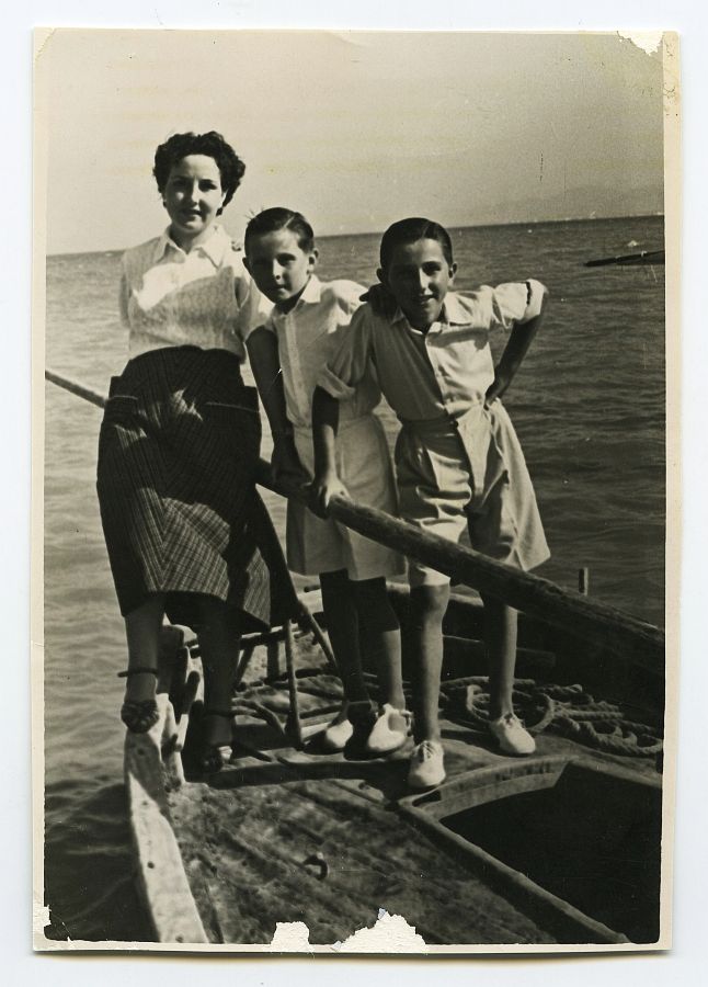 María Saura y sus hijos posan sobre la cubierta de una barca en Los Alcázares.