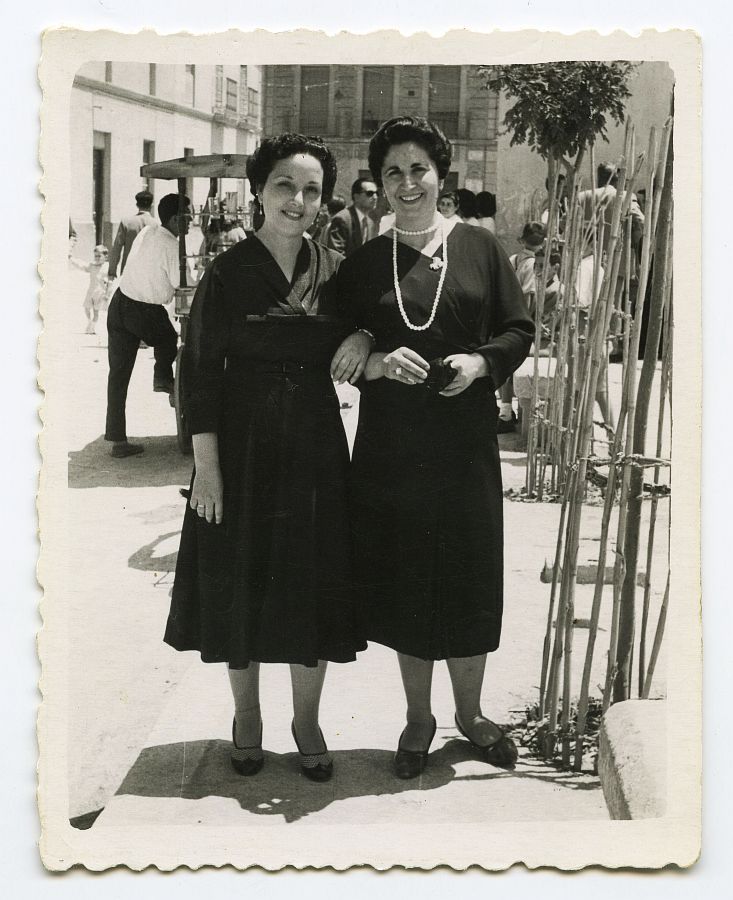 María Saura con su amiga Carmen de la Rosa en El Palmar el día del Corpus Christi.