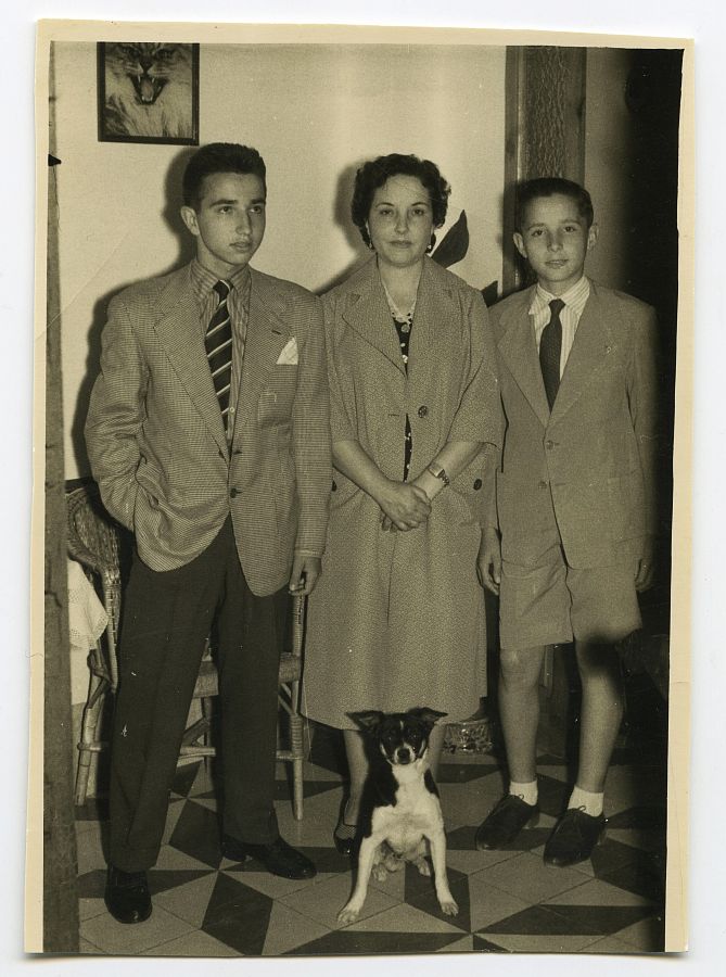María Saura en su casa de El Palmar con sus hijos.