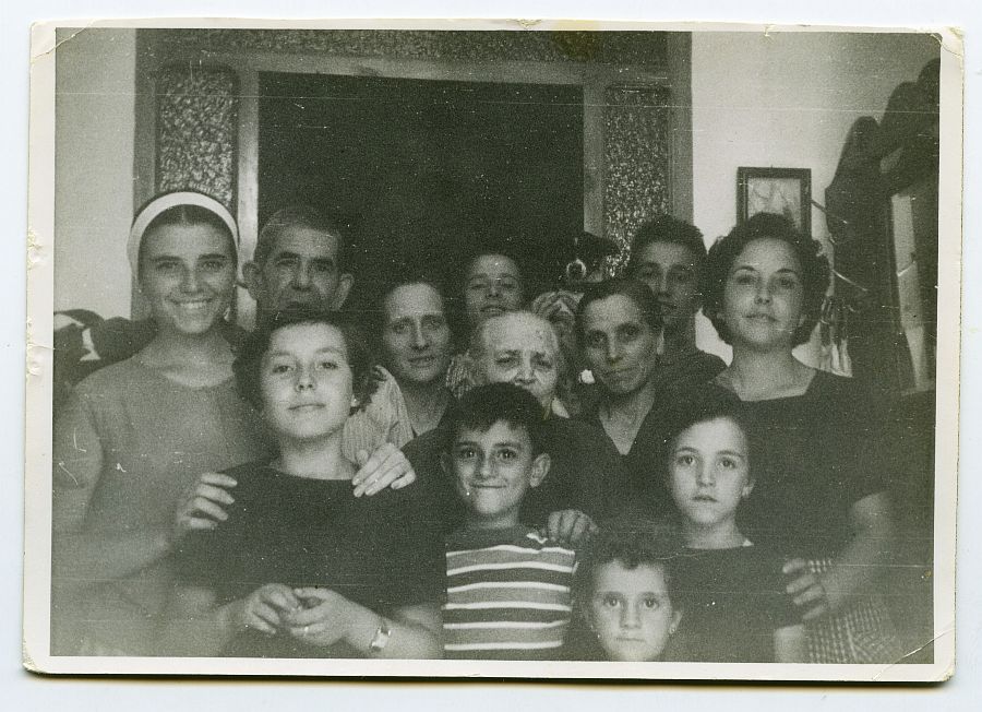 María Saura con la familia de Eduardo Batán en una visita a su casa en El Palmar.