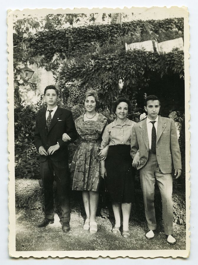 María Saura con una amiga y sus hijos en el Generalífe de Granada.