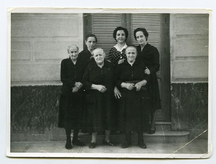 María Saura con Celia e Isabel, hermanas de Eduardo Batán, y la abuela Salvadora.
