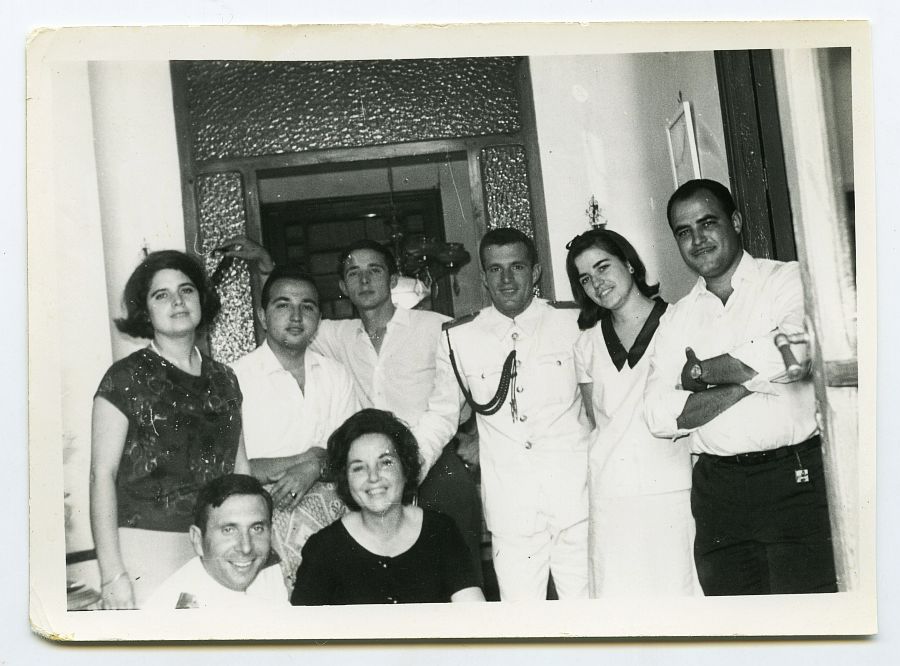 María Saura con varios familiares de Galicia en su casa de El Palmar.