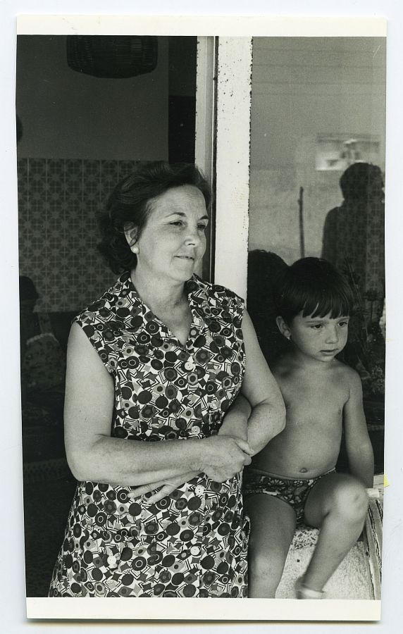 María Saura con su nieta Fuensanta en el balcón de una casa en Los Urrutias.
