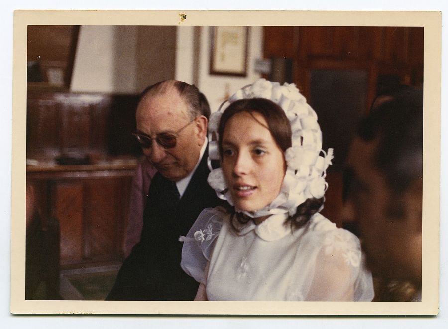 La prima Tere en el día de su boda, junto a su padre Julio.