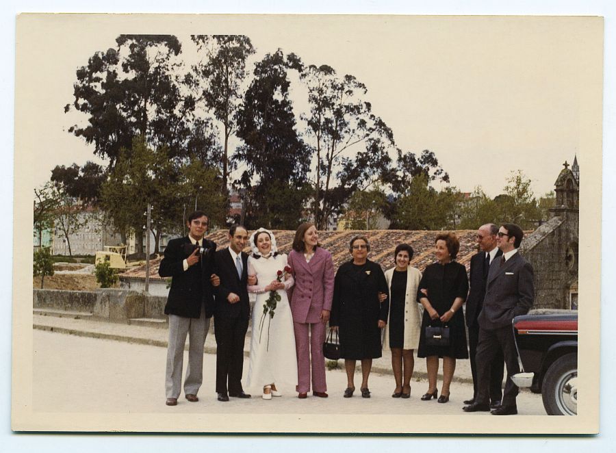 María Saura, con varios asistentes a la boda de la prima Tere y los propios novios, posando junto a la iglesia.