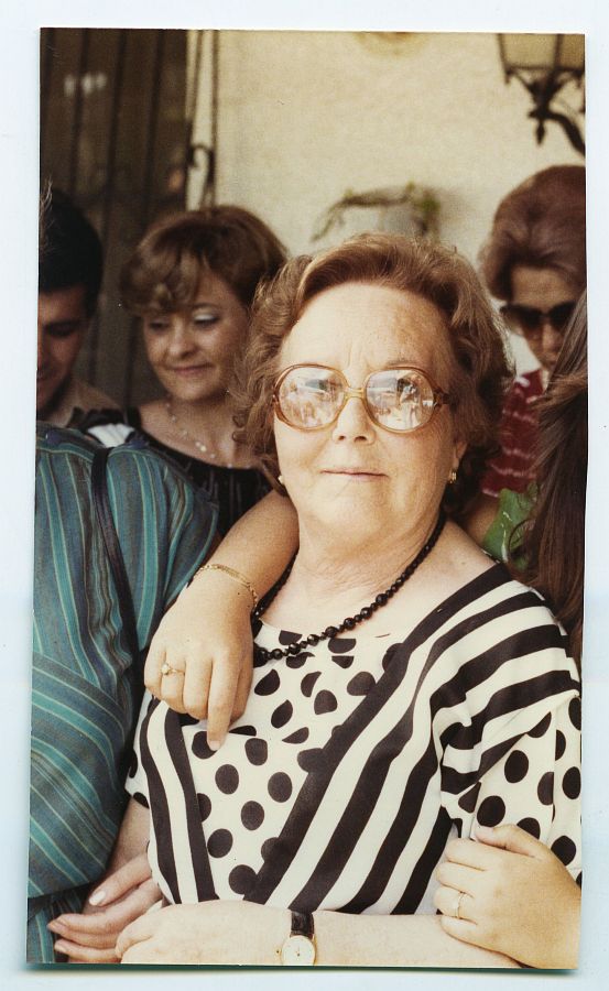 Retrato de María Saura con familiares y amigos a los sesenta y tres años.