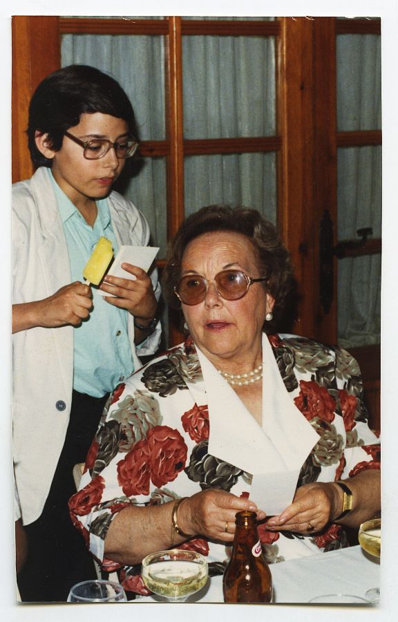 María Saura en la celebración de una comunión junto a su nieto Gabi.