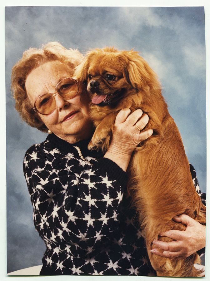 Retrato de estudio de María Saura con su perro.